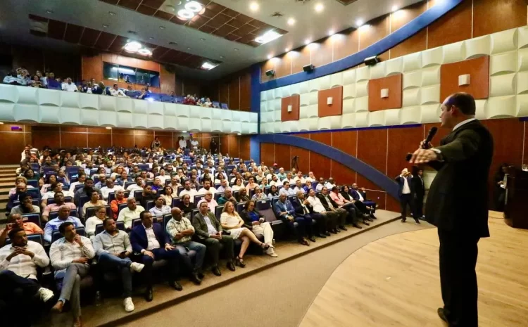 Adolfo Pérez expone sobre avances económicos y salud de la República Dominicana en los últimos tres años